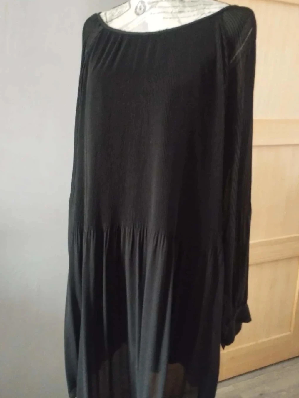 Zwarte jurk met open schouders, Piment Rouge, T40 – photo 3